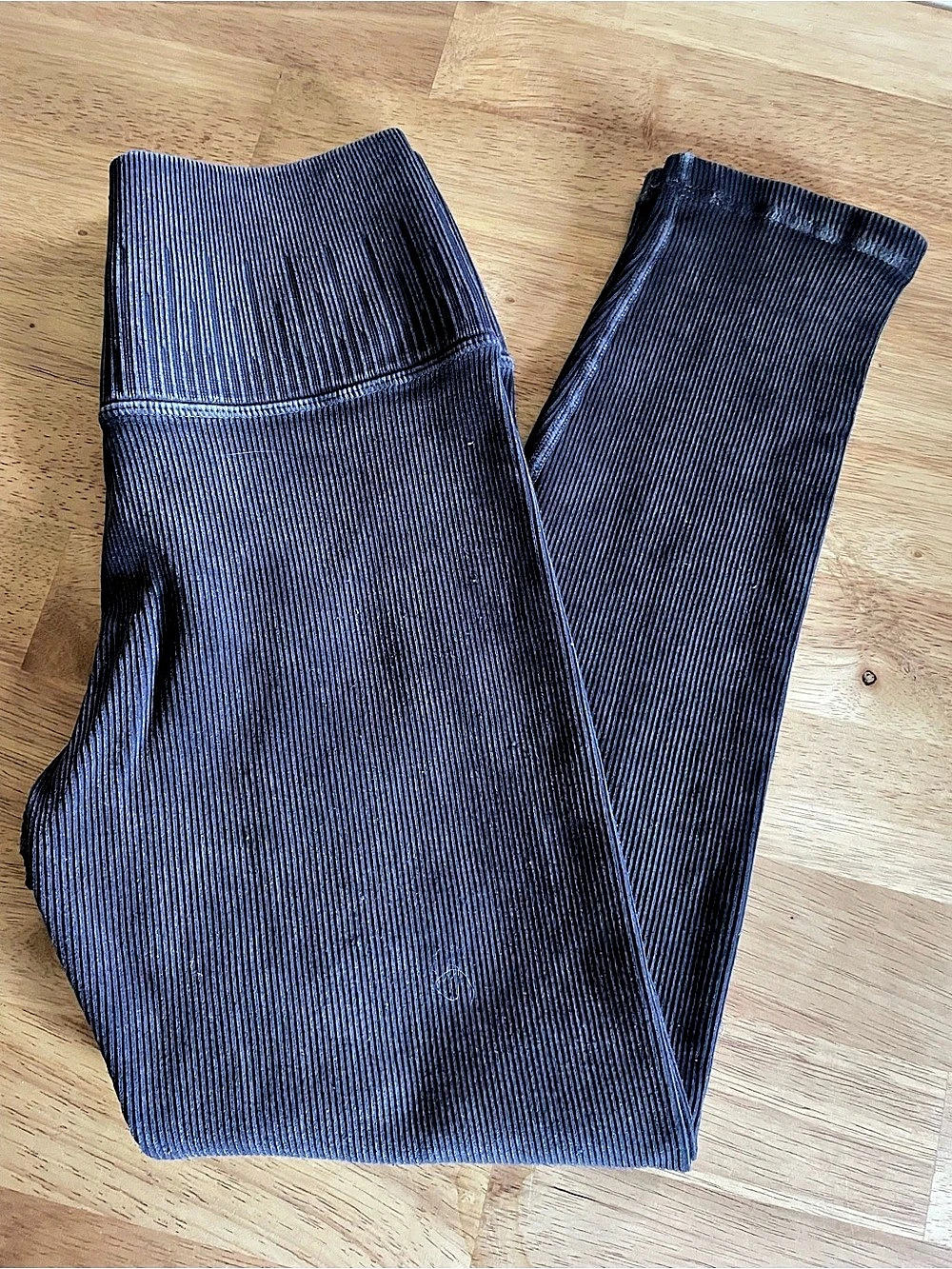 Avocado Capri Yoga Leggings - Picture 1 of 2